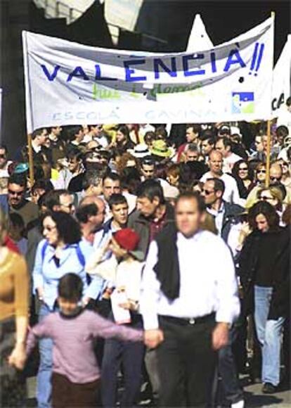 Un grupo de ciudadanos en la <I>trobada</I> de L'Horta Sud celebrada ayer en Alfalar.