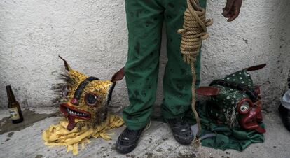 Dos máscaras de tigre, una naranja y otra verde.