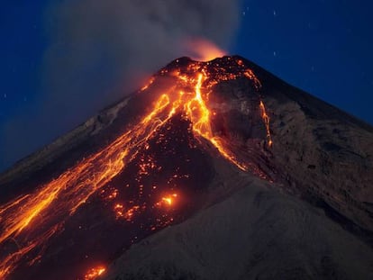 Vista da erupção do Vulcão de Fogo em Alotenango.