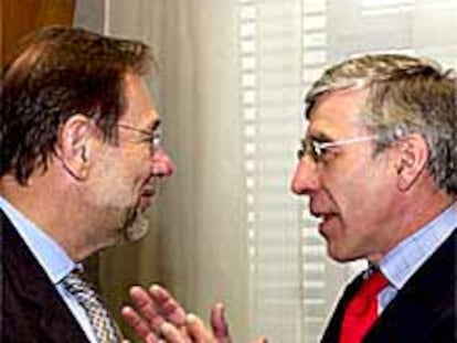 Solana (izquierda) charla con Straw en la reunión de Luxemburgo.