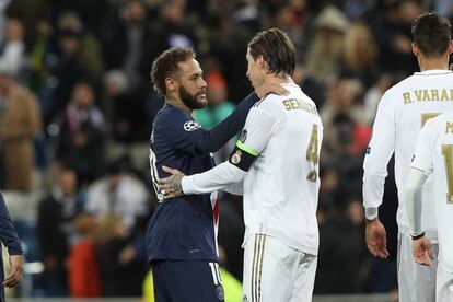 Neymar y Ramos se saludan tras un Real Madrid-PSG de Champions de noviembre de 2019.