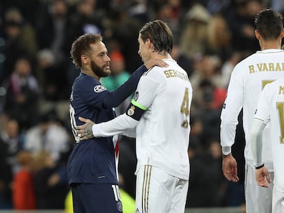 Neymar y Ramos se saludan tras un Real Madrid-PSG de Champions de noviembre de 2019.