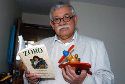 Jairo Aníbal, con un ejemplar de su libro <i>Zoro.</i>