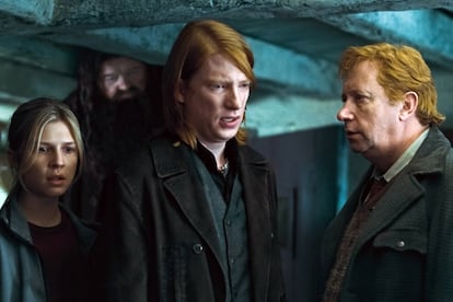 Brendan Gleeson y Domhnall Gleeson - Harry Potter y las reliquias de la muerte (2010)
De pelirrojos va este punto. Los fans de Harry Potter reconocerán a Alastor “Ojoloco” Moody, encarnado por Brendan Gleeson en tres de las películas de la saga. En la primera entrega de Las reliquias de la muerte, el veterano actor coincidió con su hijo, Domhnall Gleeson, que interpreta a Bill, el hermano mayor de Ron Weasley (Rupert Grint). Cuatro años después repetirían en una única escena en Calvary (2014). A sus 35 años, Domhnall Gleeson se ha labrado una interesante carrera, con títulos como Ex_Machina (2014) o siendo el despiadado general Hux en la saga Star Wars.