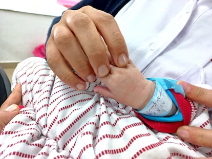 El brazalete y la muñeca de un bebé prematuro que se recupera en el hospital de Nueva Capital Administrativa en Egipto.