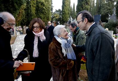 El juez de Guadalajara que supervisa la exhumación de una fosa del franquismo saluda a Ascensión Mendieta, hija de una de las víctimas.