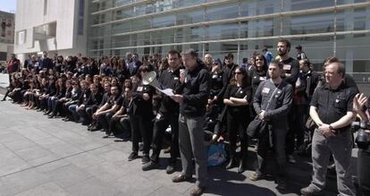 Trabajadores concentrados delante del Macba contras los despidos y recortes.