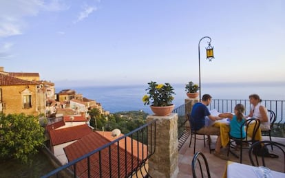 Terraza con vistas al mar Tirreno en el pueblo de Pisciotta, en la costa del Cilanto (Italia). 