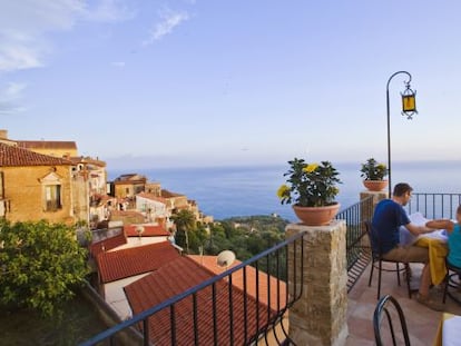 Terraza con vistas al mar Tirreno en el pueblo de Pisciotta, en la costa del Cilanto (Italia). 