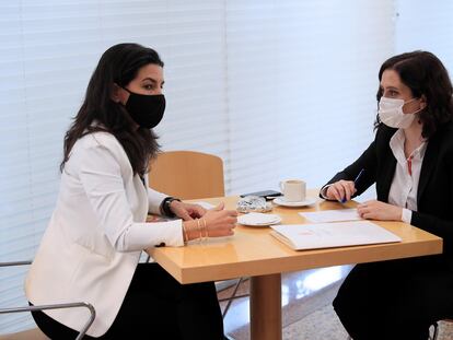 Rocío Monasterio e Isabel Díaz Ayuso, el pasado jueves en la cafetería de la Asamblea de Madrid.