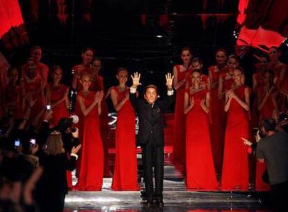Valentino Garavani saluda a los 900 invitados, al término de su desfile de despedida de la moda, ayer en la semana de la alta costura de París.