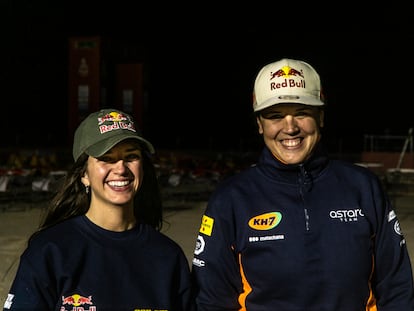 Cristina Gutiérrez y Laia Sanz en el en Sea Camp de Yanbu (Arabia Saudí) antes de la salida del Rally Dakar.