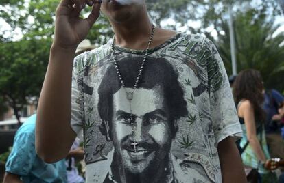 Un hombre con una camiseta con el rostro de Pablo Escobar en Medellín.