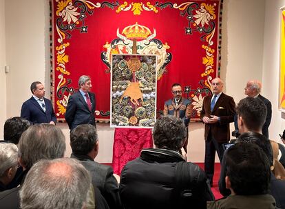 Acto de presentación del cartel de la temporada; a la derecha del cuadro, su autor, vestido de charro.