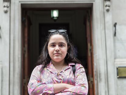 Ofelia Fernández, ante la puerta del Parlamento de Buenos Aires.