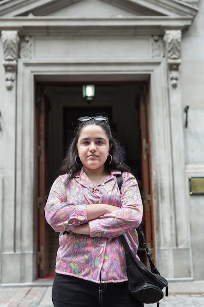 Ofelia Fernández, ante la puerta del Parlamento de Buenos Aires.