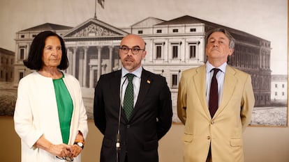 Desde la izquierda, Mazaly Aguilar, Jorge Buxadé y Hermann Tertsch, en el Congreso de los Diputados, en 2019.