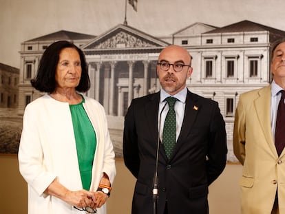 Desde la izquierda, Mazaly Aguilar, Jorge Buxadé y Hermann Tertsch, en el Congreso de los Diputados, en 2019.