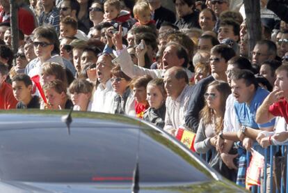 Asistentes al desfile militar del año pasado abuchean al presidente del Gobierno.