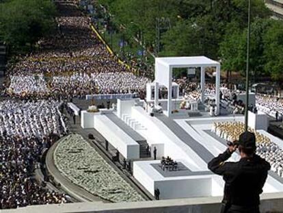 Aspecto del altar instalado en la plaza de Colón, de Madrid, para la celebración por Juan Pablo II de la misa de canonizaciones.