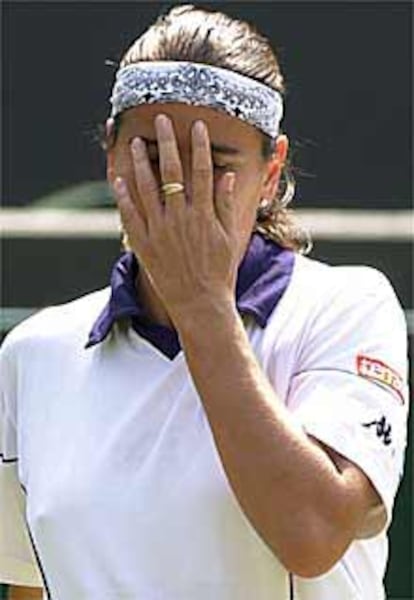Conchita Martínez, desolada tras su derrota ante Henin.