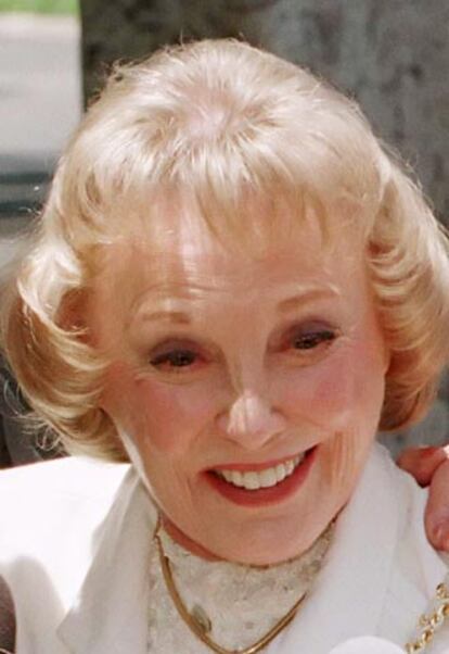 June Allyson, en una fotografía de 1997, cuando asistía al funeral del actor James Stewart.