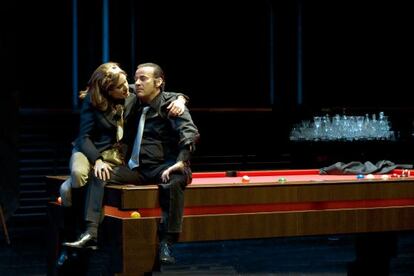 Eduard Fern&aacute;ndez y marta Marco en una escena de &#039;Quitt&#039;