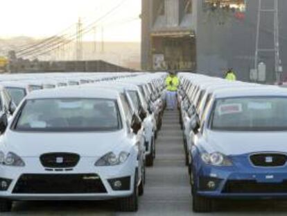 Un operario controla el embarque, en el puerto de Barcelona, de coches de la marca Seat. EFE/Archivo