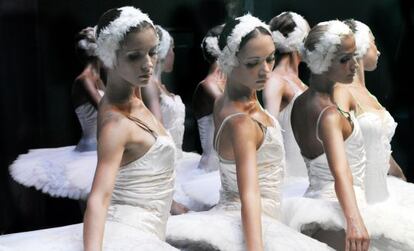 El Ballet de Moscú interpretando "El lago de los cisnes".