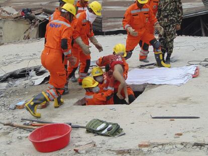 Fuerzas de rescate de la India durante las operaciones de rescate de las víctimas del seísmo.