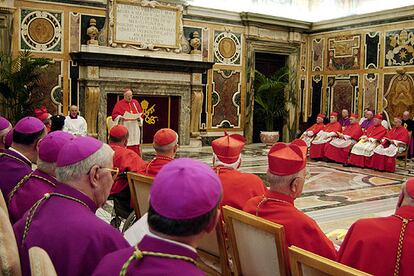 El <i>número dos</i> del Vaticano, Angelo Sodano, preside un consistorio para canonizar a cinco nuevos beatos.