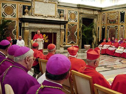 El <i>número dos</i> del Vaticano, Angelo Sodano, preside un consistorio para canonizar a cinco nuevos beatos.