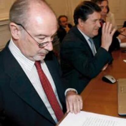 El presidente de Caja Madrid, Rodrigo Rato, junto al presidente de Bancaja, José Luis Olivas, prepara su intervención en el curso organizado por la Universidad Internacional Menéndez Pelayo