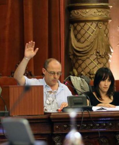 Juan Karlos Izagirre vota en el pleno del pasado jueves.