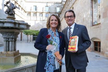 El presidente Artur Mas y su mujer Helena Rakosnik en el Palau de la Generalitat el d&iacute;a de Sant Jordi.