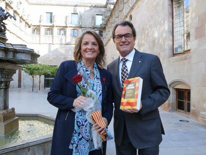 El presidente Artur Mas y su mujer Helena Rakosnik en el Palau de la Generalitat el d&iacute;a de Sant Jordi.