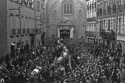 Enterrament de les víctimes de l'alliberament, el 22 d'agost del 1944.