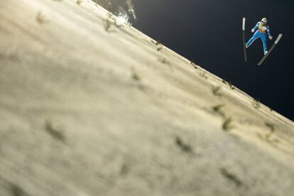 El esquiador noruego Halvor Egner Granerud, en uno de los saltos del Campeonato mundial de esquí-vuelo celebrado en Planica (Eslovenia).