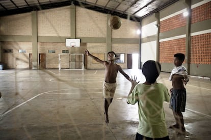 Indígenas que estavam em situação de rua jogam o futebol em centro infantil em San Lorenzo. A Secretaria Nacional da Adolescência levou-os para lá.