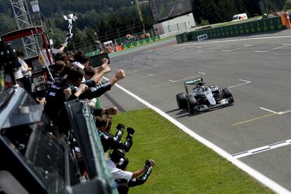 El alemán Nico Rosberg cruza la línea de meta del GP de Bélgica en primera posición, en el circuito de Spa-Francorchamps.