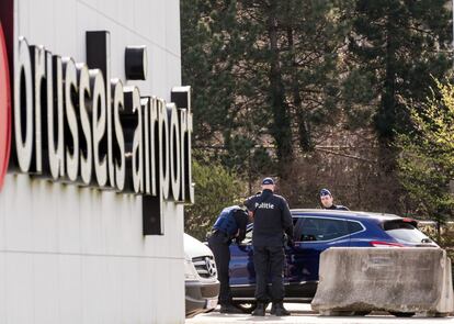 Control de seguridad a la entrada del aeropuerto.