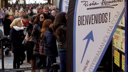 Cola para comprar décimos de Lotería del Sorteo de Navidad en Doña Manolita,junto a la madrileña Puerta de Sol.