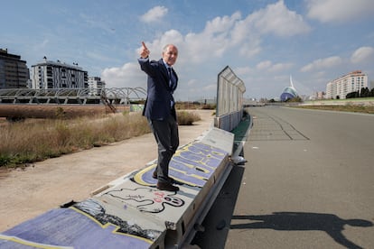 El expresidente de la Generalitat Valenciana, Francisco Camps, en las inmediaciones del antiguo circuito urbano de Fórmula 1 de Valencia, en marzo de 2022.