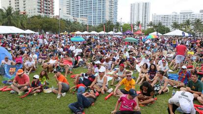 Asistentes a un evento organizado por LaLiga para ver un duelo liguero entre el FC Barcelona y el Real Madrid en Miami. 