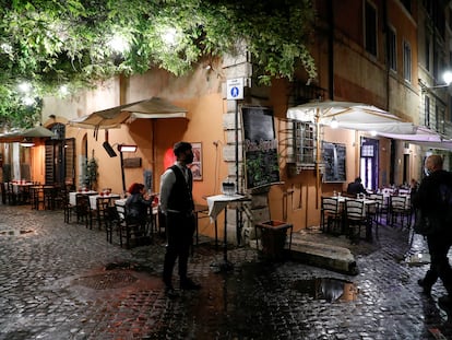 Un camarero aguarda ante la ausencia de clientes en un restaurante de Roma, en octubre de 2020.