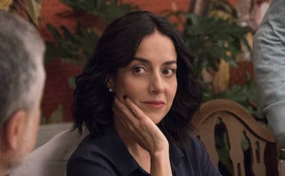 La actriz Cecilia Suárez, que interpreta a Paulina de la Mora en la serie de Netflix ‘La casa de las flores’, en un fotograma de la misma.