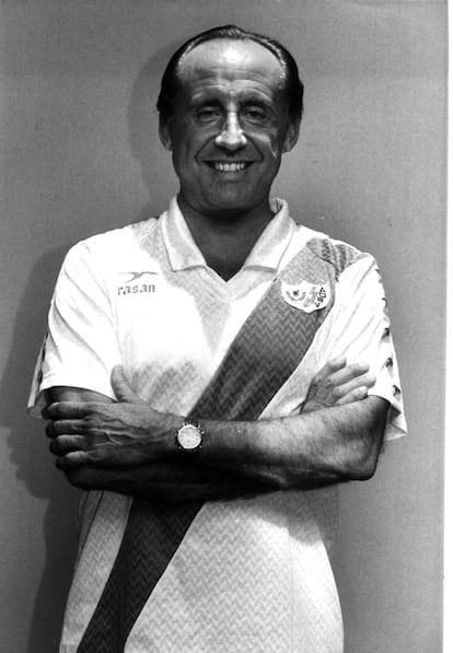 José María Ruiz Mateos, sonriente, posa con la camiseta del Rayo Vallecano, equipo de su propiedad, el 6 de agosto de 1991.