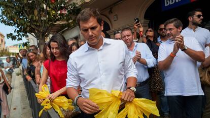Albert Rivera e Inés Arrimadas retiran lazos amarillos en la localidad barcelonesa de Alella.