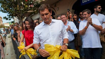 Albert Rivera e Inés Arrimadas retiran lazos amarillos en la localidad barcelonesa de Alella.
 
 