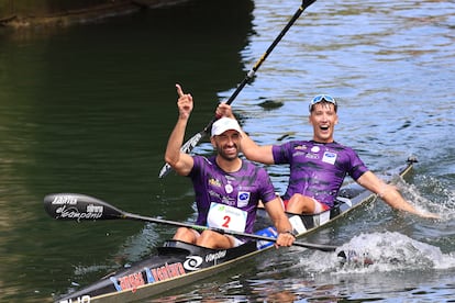 Il duo asturiano formato da Walter Bouzán e Alberto Llera festeggia la vittoria dell'87ª Discesa internazionale del fiume Sella.